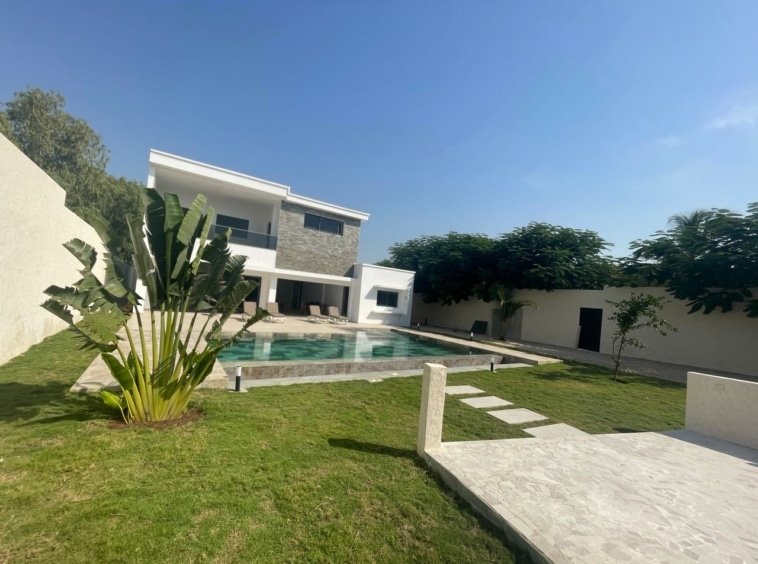 villa a louer avec piscine a ngaparou a cote de saly center pour une longue duree. 17