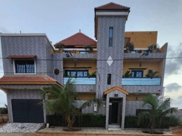 Villa R+1 à vendre à Malicounda 2