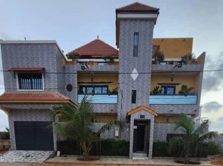 Villa R+1 à vendre à Malicounda 2