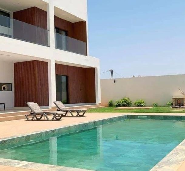 Villa R1 meublee avec piscine a vendre a Nguerigne2