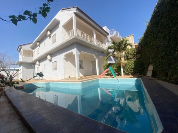 Villa R1meublee avec piscine a vendre a Saly