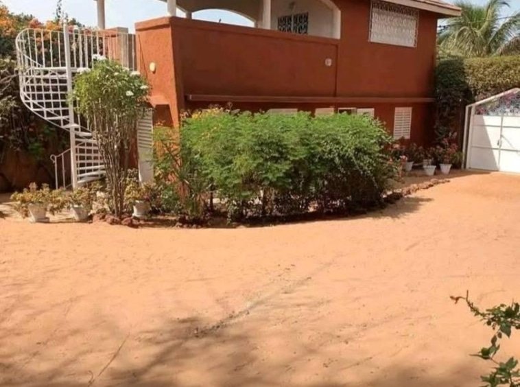 Villa à vendre en angle à Saly (à 250 m de la plage)6