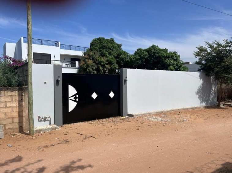 Villa meublee avec piscine a vendre a Ngaparou derriere le centre commercial