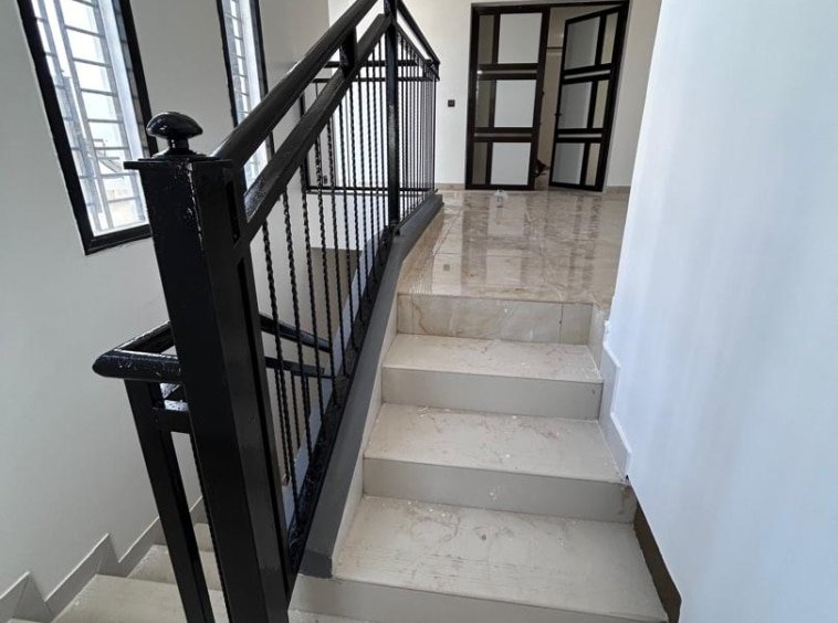 Villa meublee avec piscine a vendre a Ngaparou derriere le centre commercial5