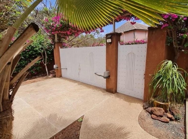 Villa meublee avec piscine a vendre a Saly a proximite de lhotel Rhino2