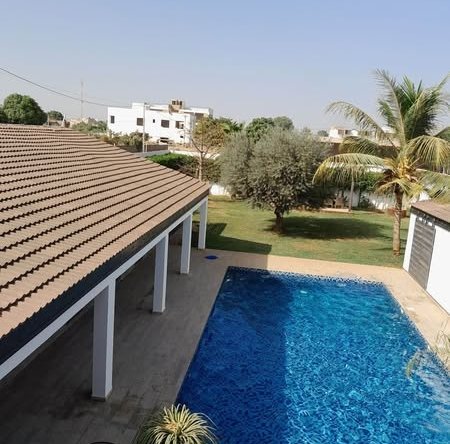 Villa semi meublee avec piscine a vendre a Saly