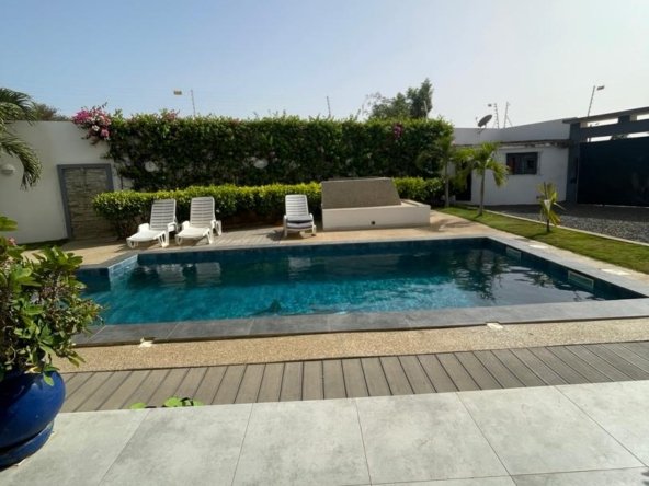 Superbe villa bien placée meublé avec piscine à vendre à Nguerigne