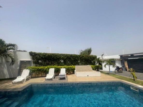 Superbe villa bien placée meublé avec piscine à vendre à Nguerigne17