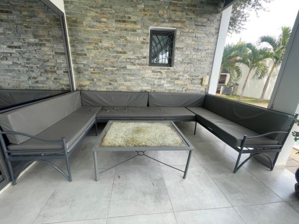 Superbe villa bien placée meublé avec piscine à vendre à Nguerigne20