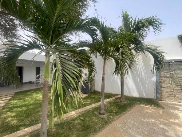 Superbe villa bien placée meublé avec piscine à vendre à Nguerigne22