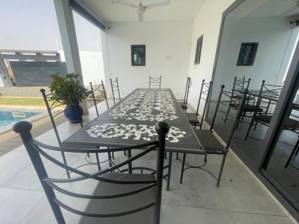 Superbe villa bien placée meublé avec piscine à vendre à Nguerigne6