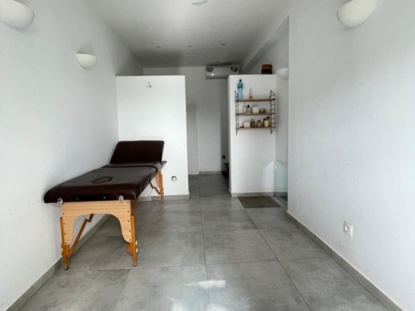 Superbe villa bien placée meublé avec piscine à vendre à Nguerigne9